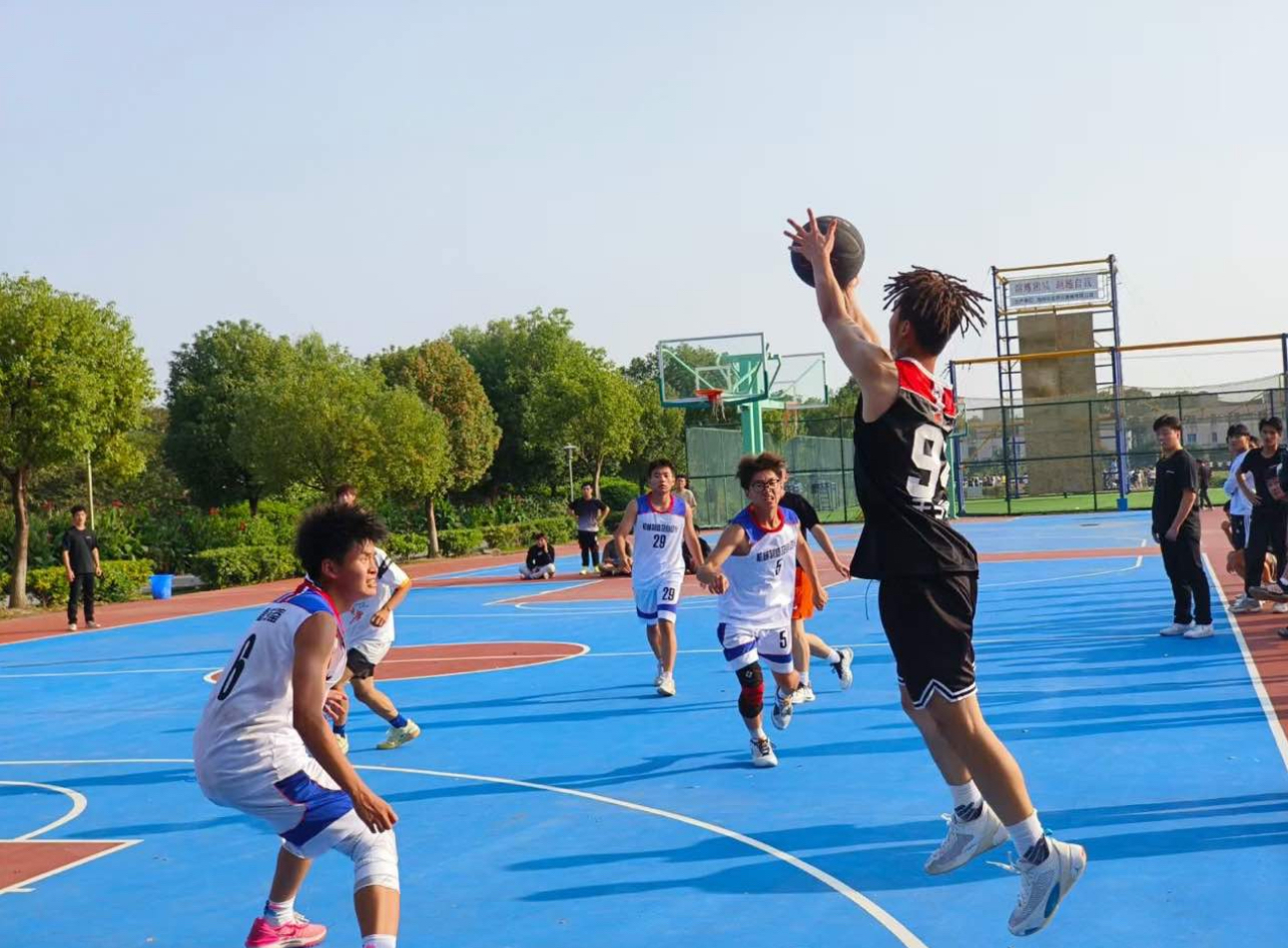 一场充满激情的篮球比赛，展现出球员的实力！