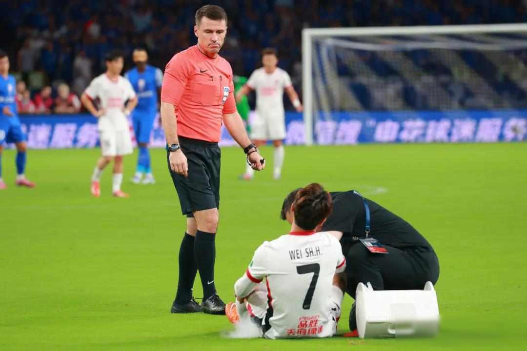 包含惊险对决悬念赛局引发足坛热议的词条