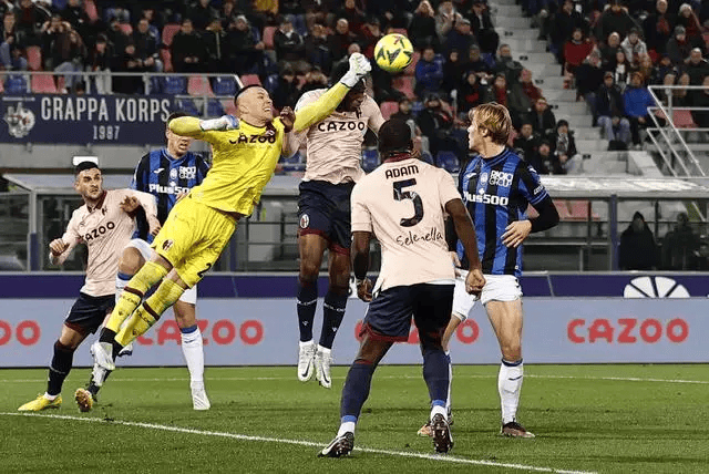 包含阿斯顿维拉主场惨遭辛基联逆转，近四场不胜的词条