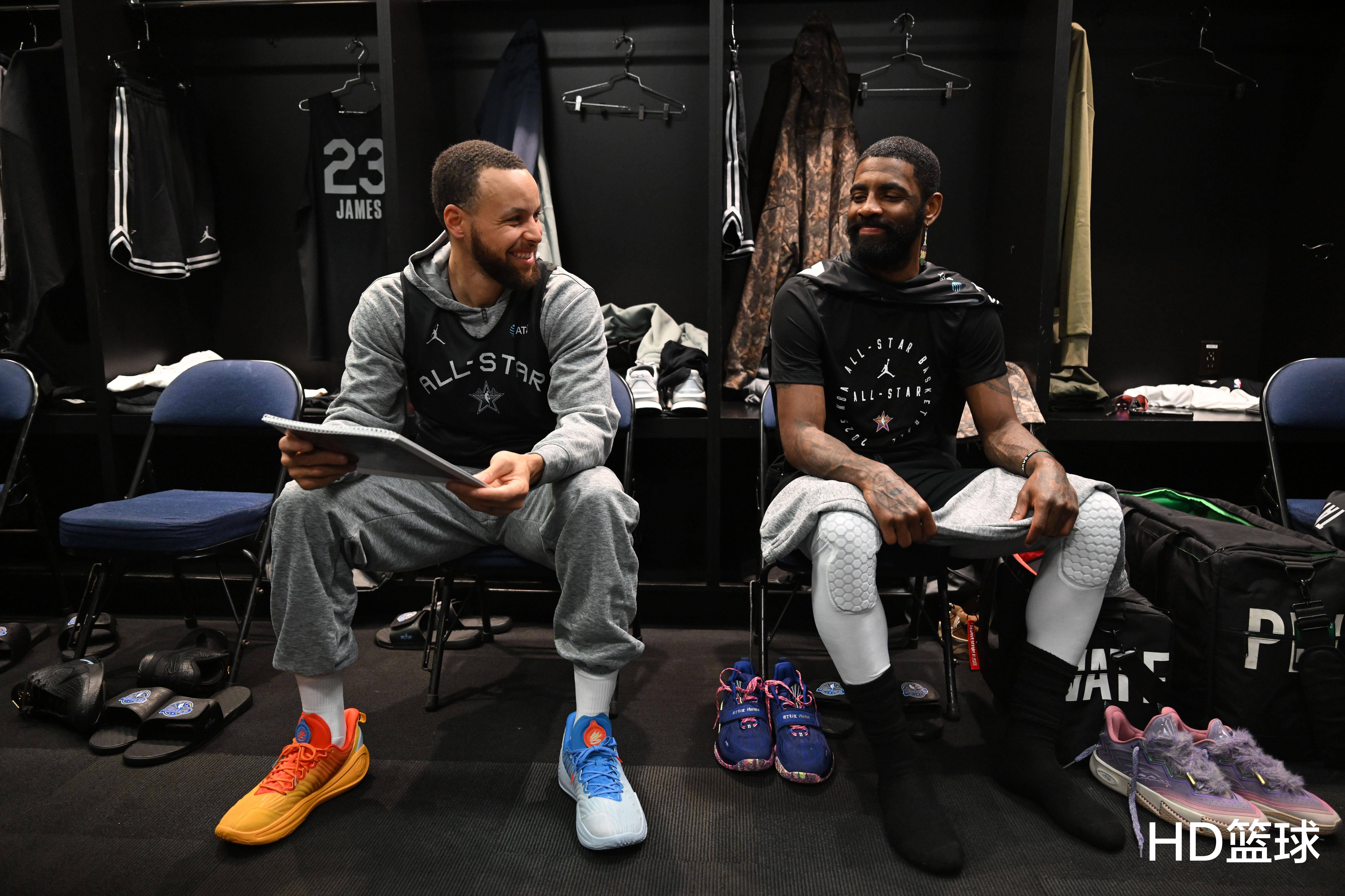 包含篮球巨星交流会盛大举行,球迷狂热捧场的词条 包含篮球巨星交流会盛大举行,球迷狂热捧场的词条