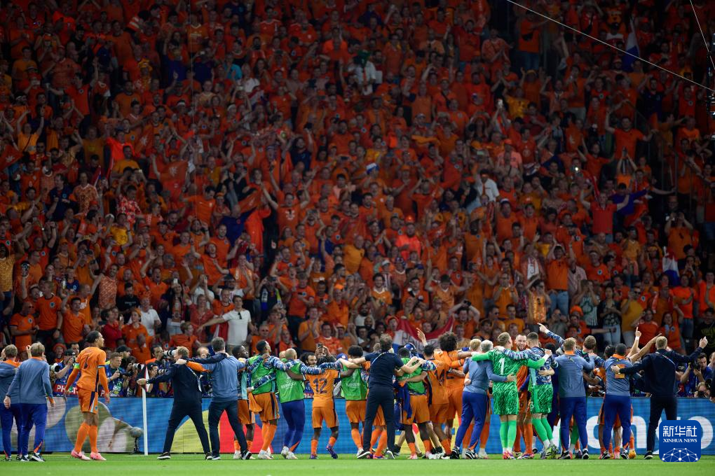 包含荷兰队喜迎胜利,成功晋级下一轮比赛的词条 包含荷兰队喜迎胜利,成功晋级下一轮比赛的词条