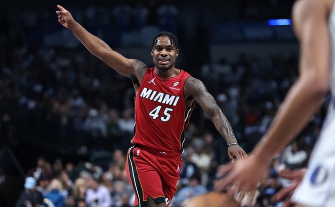 独行侠横扫太阳,米切尔点燃赛场 独行侠横扫太阳,米切尔点燃赛场