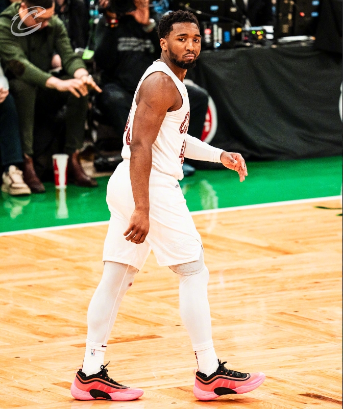 独行侠横扫太阳,米切尔点燃赛场 独行侠横扫太阳,米切尔点燃赛场