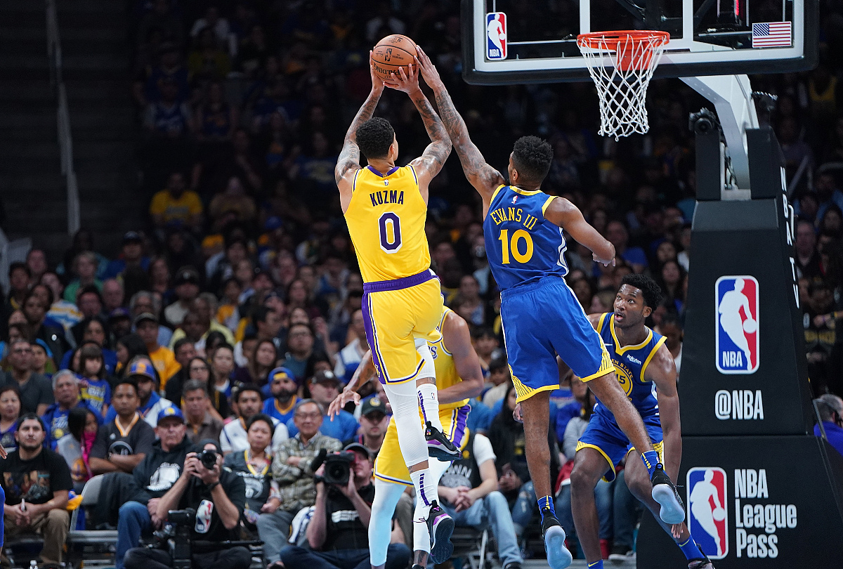 猛龙横扫雷霆，库里点燃赛场