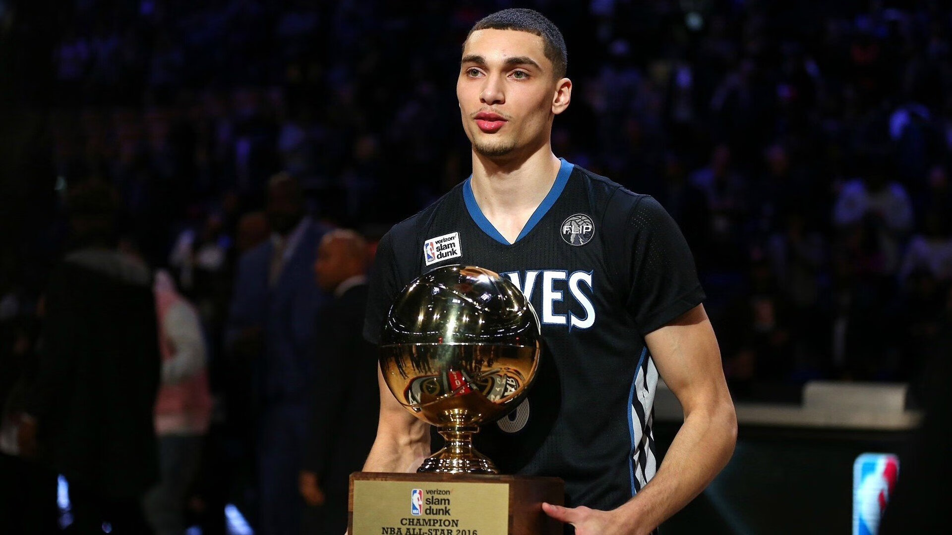 马刺对阵深圳队，布克防守端锁死对手，诠释现代篮球的防守艺术