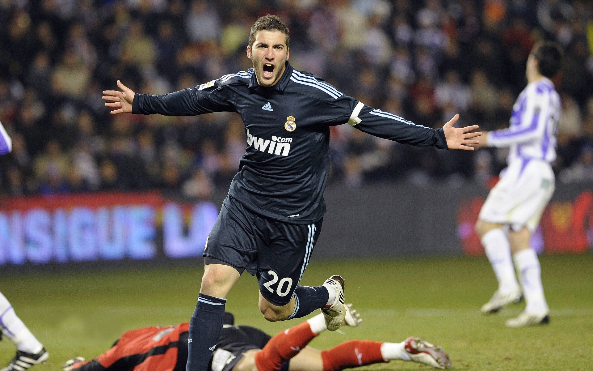 奥亚尔萨瓦尔惊艳四座,乌拉圭生死战尼斯奏凯