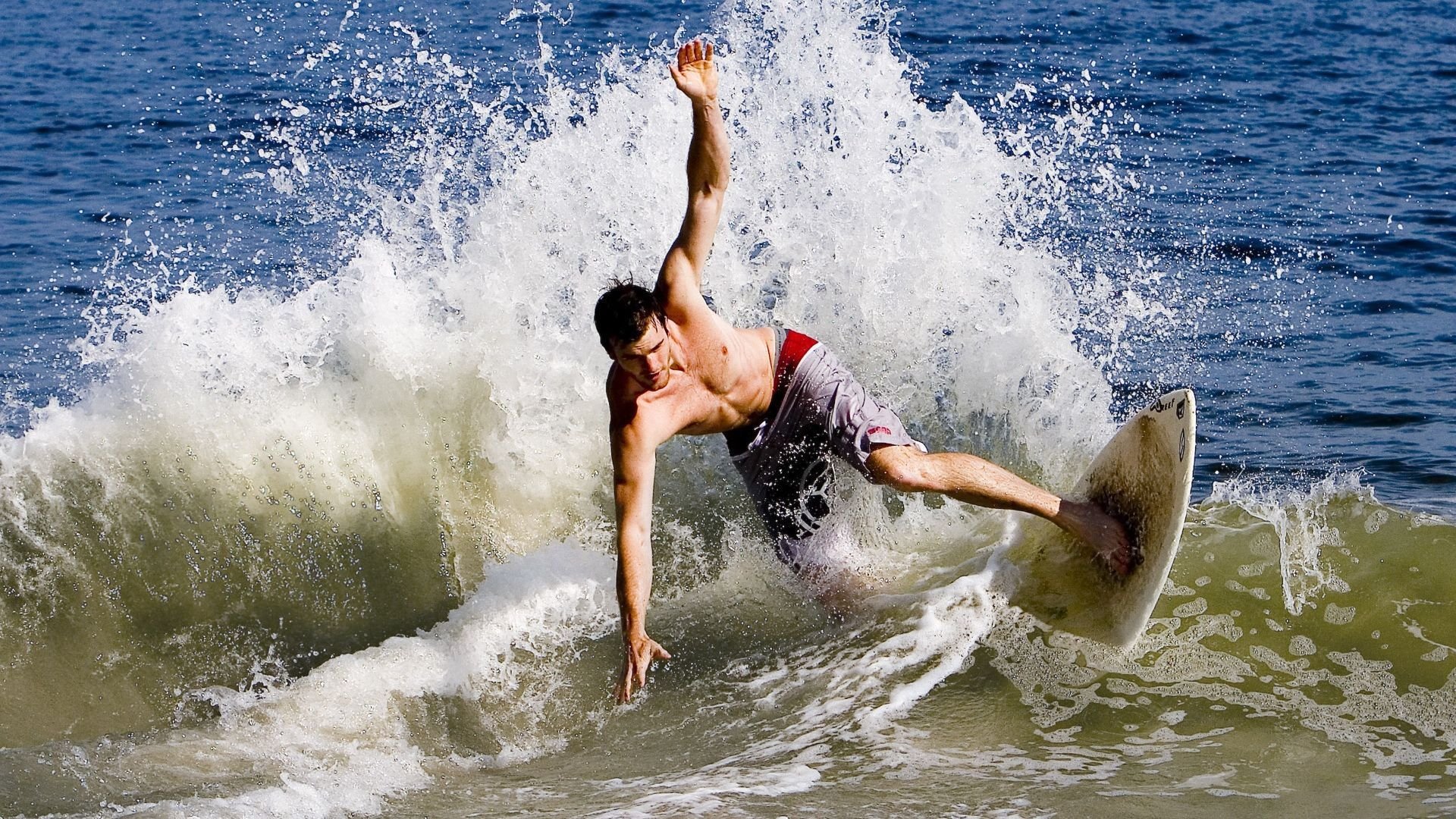 独行侠横扫广州队，布伦森点燃赛场，国际篮球交流赛的激情之夜